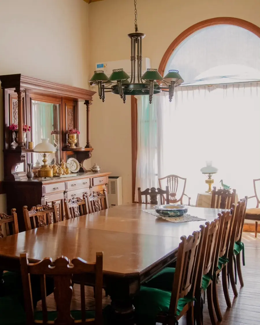 El comedor principal, con la mesa larga.