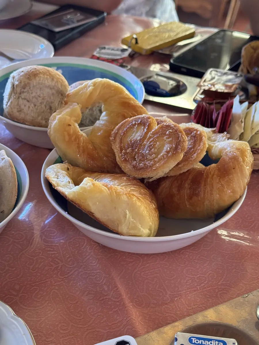 Medialunas recién servidas en el desayuno.