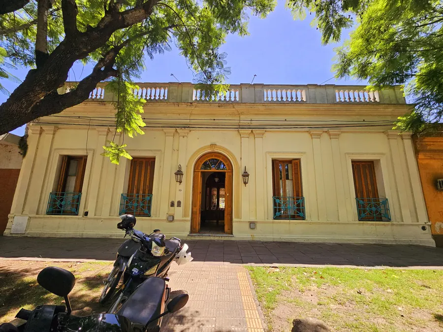 La fachada con el sol de la tarde.