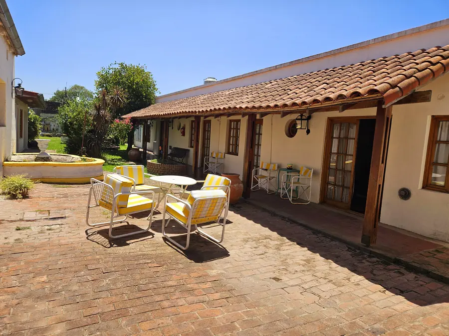 El patio, con la galería de tejas.