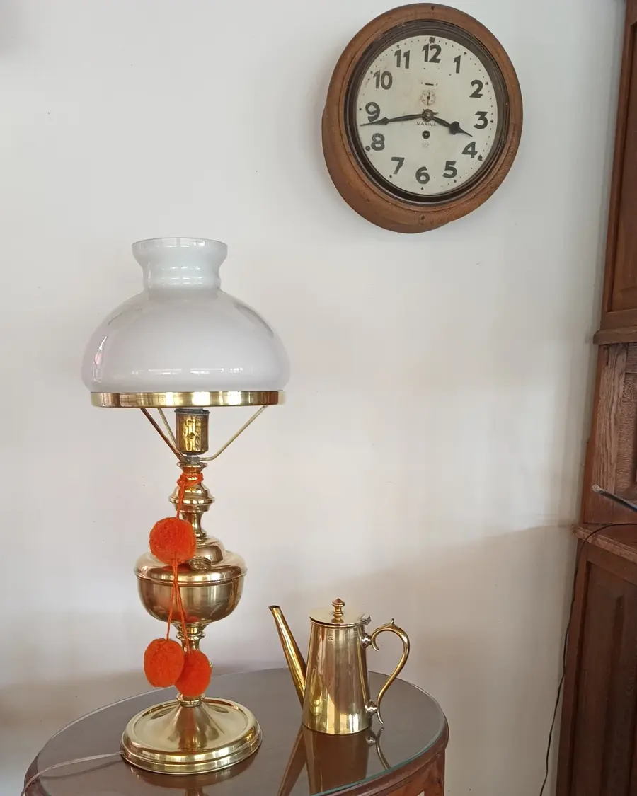 Brillo, color y madera lavada en el reloj de mi abuelo Pedro Montes.