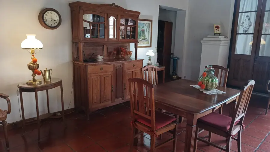 El cálido roble del juego de comedor de mis abuelos paternos.