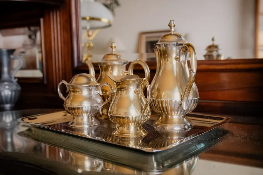 Las teteras y cafeteras de plata del comedor, sobre una bandeja.