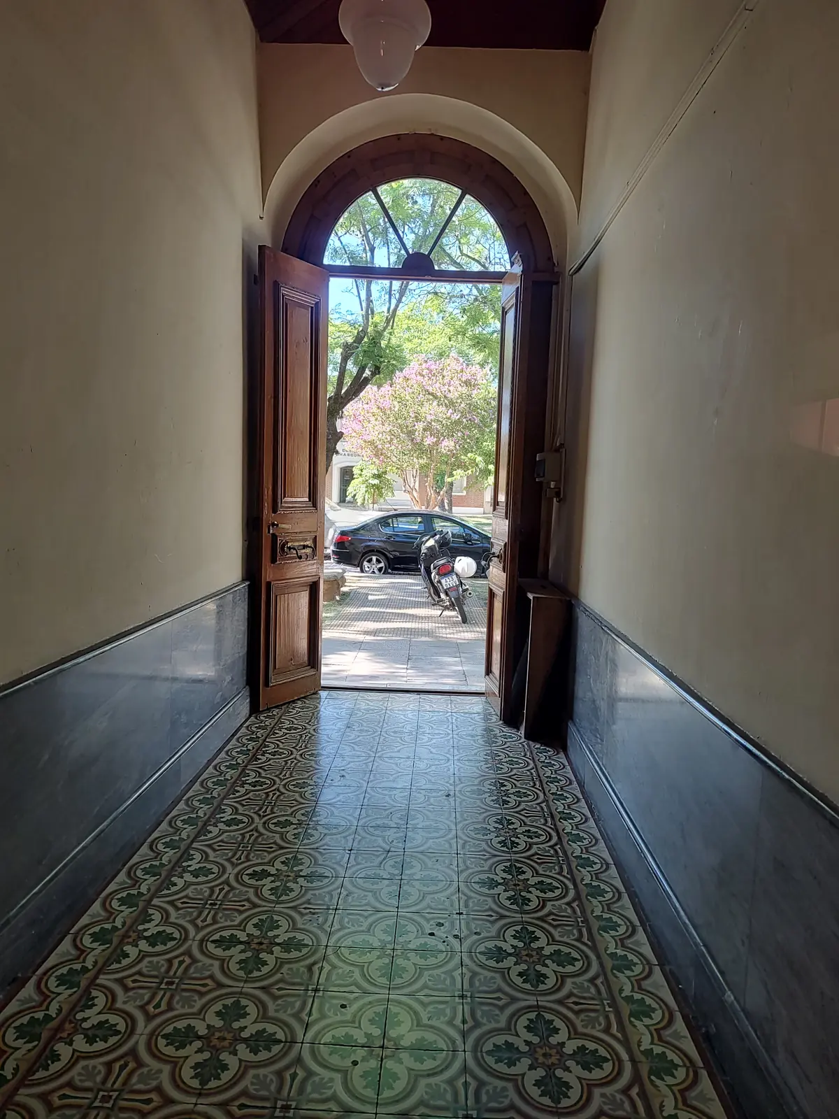 El zaguán, desde la puerta tallada hacia Av. Lastra.